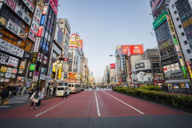 Tokyo, Japonya - 11 Nisan 2023: Shinjuku şehrinde kimliği belirsiz insanlarla kavşak. Shinjuku bölgesi Tokyo 'da büyük bir ticari ve idari merkezdir.