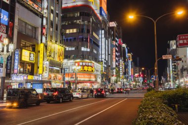 Tokyo, Japonya - 11 Nisan 2023: Gece Kabukicho bölgesinde kimliği belirsiz insanlar görüldü. Kabukicho, Shinjuku 'da birçok sinema salonu, hostes kulübü ve aşk otelleri olan ünlü bir eğlence merkezidir.