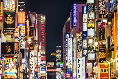 Tokyo, Japonya - 11 Nisan 2023: Kabukicho ana caddesi geceleri ışıklı neon ışıkları. Kabukicho, Shinjuku 'da birçok sinema salonu ve Tokyo' daki otelleri seven ünlü bir eğlence merkezidir.,