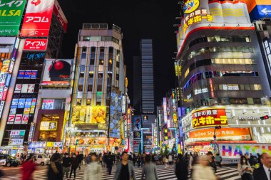 Tokyo, Japonya - 11 Nisan 2023: Gece Kabukicho bölgesinde kimliği belirsiz insanlar görüldü. Kabukicho, Shinjuku 'da birçok sinema salonu, hostes kulübü ve aşk otelleri olan ünlü bir eğlence merkezidir.