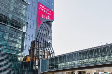 Tokyo, Japonya - 11 Nisan 2023 Shibuya Scramble Meydanı hava yürüyüşü Shibuya 'da. Bina çok amaçlı ve Shibuya bölgesinin en yüksek gökdelenidir.