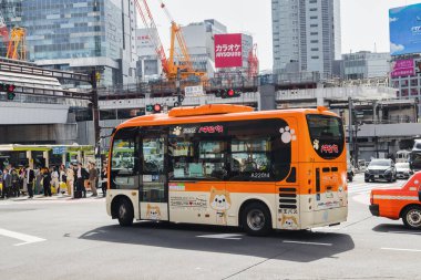 Tokyo, Japonya - 11 Nisan 2023: yoğun trafik ve Shibuya 'daki kimliği belirsiz insanlarla kesişme. Shibuya büyük bir ticaret ve finans merkezidir.