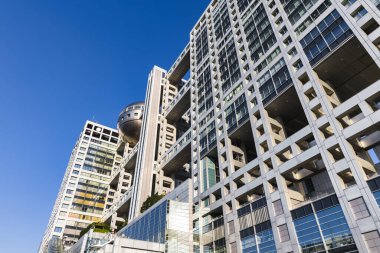 Tokyo, Japonya - 10 Nisan 2023: Odaiba 'daki Fuji Televizyon Şirketi' nin kendine özgü merkez binası. Kenzo Tange tarafından tasarlandı.
