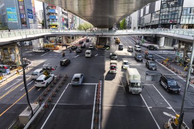 Tokyo, Japonya - 11 Nisan 2023: Shibuya 'daki yaya üstgeçitleri ile kimliği belirsiz insanların kesiştiği yer. Shibuya büyük bir ticaret ve finans merkezidir.