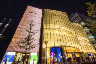 Osaka, Japonya - 13 Nisan 2023: Shinsaibashi bölgesinde gece vakti fütürist lüks moda mağazaları. Şehrin ana alışveriş bölgesi.