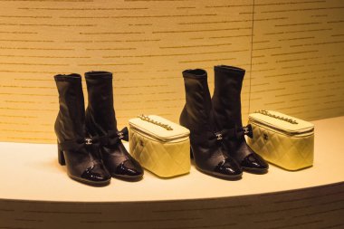 Osaka, Japonya - 13 Nisan 2023: Chanel 'in ışıklı bir mağazasının vitrininde lüks kadın botları. Chanel, Coco Chanel tarafından 1910 yılında kurulan lüks bir Fransız moda evi.