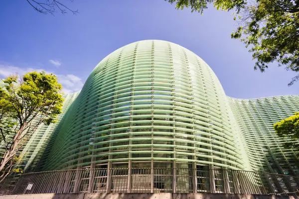 日本东京 2023年4月8日 国家艺术中心 National Art Center 现代建筑由黑川惠雄设计 它是全国最大的展览场地之一 — 图库照片