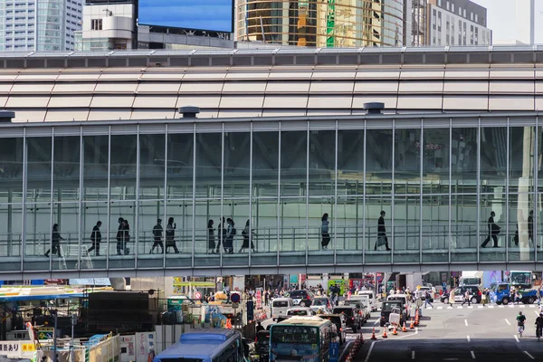 Tokyo Japan April 2023 Pedestrian Skywalk Shibuya Unidentified People Shibuya — Stock Photo, Image