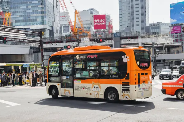 Tokyo, Japonya - 11 Nisan 2023: yoğun trafik ve Shibuya 'daki kimliği belirsiz insanlarla kesişme. Shibuya büyük bir ticaret ve finans merkezidir.