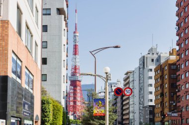 Tokyo, Japonya - 09 Nisan 2023: Tokyo Kulesi ile Minato 'da sokak manzarası. Japonya 'nın en yüksek ikinci ve Tokyo' nun en önemli binalarından biri olan iletişim ve gözlem kulesidir.