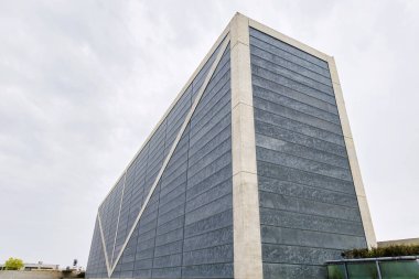 Osaka, Japonya - 14 Nisan 2023: Tadao Ando tarafından tasarlanan Osaka Bölgesi Sayamaike Müzesi. Müze, Sayama göletinin 1400 yıllık tarihi ve inşaat mühendisliğini ön plana çıkarıyor.