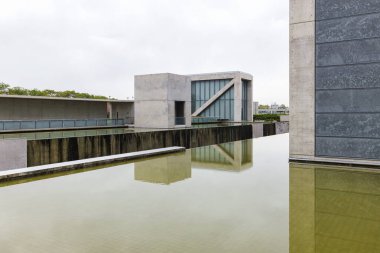 Osaka, Japonya - 14 Nisan 2023: Tadao Ando tarafından tasarlanan Osaka Bölgesi Sayamaike Müzesi. Müze, Sayama göletinin 1400 yıllık tarihi ve inşaat mühendisliğini ön plana çıkarıyor.