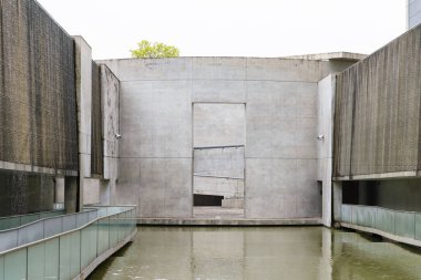 Osaka, Japonya - 14 Nisan 2023: Tadao Ando tarafından tasarlanan Osaka Bölgesi Sayamaike Müzesi. Müze, Sayama göletinin 1400 yıllık tarihi ve inşaat mühendisliğini ön plana çıkarıyor.