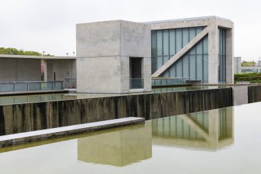 Osaka, Japonya - 14 Nisan 2023: Tadao Ando tarafından tasarlanan Osaka Bölgesi Sayamaike Müzesi. Müze, Sayama göletinin 1400 yıllık tarihi ve inşaat mühendisliğini ön plana çıkarıyor.