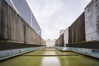 Osaka, Japonya - 14 Nisan 2023: Tadao Ando tarafından tasarlanan Osaka Bölgesi Sayamaike Müzesi. Müze, Sayama göletinin 1400 yıllık tarihi ve inşaat mühendisliğini ön plana çıkarıyor.