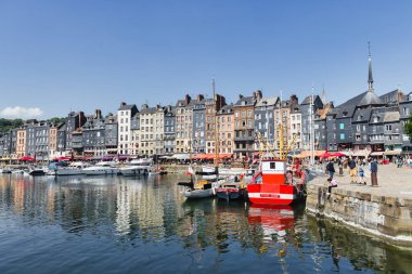 Honfleur, Fransa - 3 Haziran 2023: Calvados, Normandiya 'da kimliği belirsiz kişilerle Honfleur limanı. Honfleur eski limanıyla tanınır, tahta kaplı evleriyle karakterize edilir.