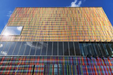 Münih, Almanya - 5 Nisan 2023: Kunstareal 'deki Brandhorst Müzesi' nin modern mimarisi. Sergide Henkel Trust Udo ve Anette Brandhorst 'un varislerinin modern sanat eserleri sergileniyor.