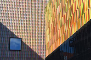 Münih, Almanya - 5 Nisan 2023: Kunstareal 'deki Brandhorst Müzesi' nin modern mimarisi. Sergide Henkel Trust Udo ve Anette Brandhorst 'un varislerinin modern sanat eserleri sergileniyor.