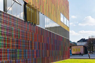 Münih, Almanya - 5 Nisan 2023: Kunstareal 'deki Brandhorst Müzesi' nin modern mimarisi. Sergide Henkel Trust Udo ve Anette Brandhorst 'un varislerinin modern sanat eserleri sergileniyor.