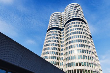 Münih, Almanya - 5 Nisan 2023: BMW Kulesi, BMW karargahının yüksek binası. BMW, lüks araçlar üreten çok uluslu bir Alman üreticisi.