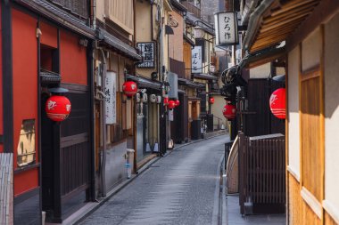 Kyoto, Japonya - 17 Nisan 2023: Sabahın erken saatlerinde Ponto-cho bölgesinin manzarası. Japonya 'nın Kyoto şehrinde geyşa ve maiko kültürüyle bilinen bir hanamachi bölgesidir.