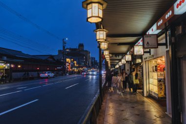 Kyoto, Japonya - 15 Nisan 2023, Shijo Caddesi, kimliği belirsiz insanlarla. Sokak doğudan batıya şehrin ticaret merkezinden geçiyor.