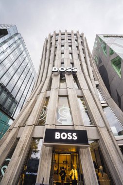 Tokyo, Japonya - 08 Nisan 2023: Omotesando caddesindeki BOSS mağazası olan çağdaş Keyaki Binası, dünyanın en önde gelen mimari vitrin caddelerinden biri.