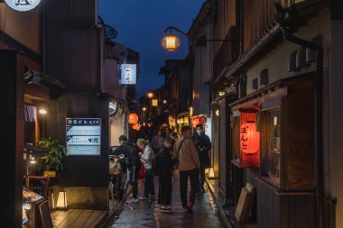 Kyoto, Japonya - 15 Nisan 2023: Kimliği belirsiz insanlarla Ponto-cho bölgesini gece görüşü. Japonya 'nın Kyoto şehrinde geyşa ve maiko kültürüyle bilinen bir hanamachi bölgesidir.