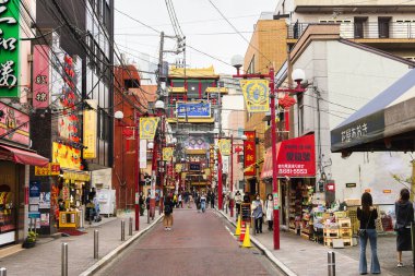 Yokohama, Japonya - 12 Nisan 2023: Japonya 'nın en büyük Çin Mahallesi olan Yokohama Çin Mahallesi' nin renkli caddesi.