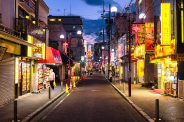 Yokohama, Japonya - 12 Nisan 2023: Yokohama Çin Mahallesi 'nde gece renkli cadde. Japonya 'daki en büyük Çin Mahallesi.