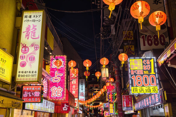 Йокогама, Япония - 12 апреля 2023 года: красочная улица в Чайнатауне Йокогамы ночью. Это самый большой китайский квартал в Японии