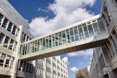 Münih, Almanya - 5 Nisan 2023: Münih 'teki Kurt Haertel Geçidi' nin modern mimarisi, pasajın adı avukat Kurt HaertelMünih, Almanya - 05 Nisan 2023: