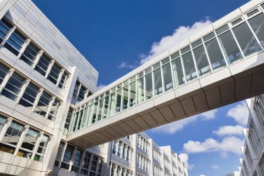 Münih, Almanya - 5 Nisan 2023: Münih 'teki Kurt Haertel Geçidi' nin modern mimarisi, pasajın adı avukat Kurt HaertelMünih, Almanya - 05 Nisan 2023: