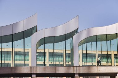 Osaka, Japonya - 12 Nisan 2023: Umeda, Osaka 'da modern yaya üstgeçidi. Umeda, Kita-ku bölgesinde birçok otel ve ofis binası bulunan ticari ve ticari bir bölgedir.