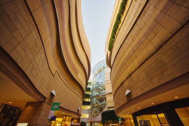 Osaka, Japonya - 13 Nisan 2023: Namba Parks 'a geçiş. Namba Parks, Osaka 'nın Namba ilçesinde bir ofis ve alışveriş merkezidir.