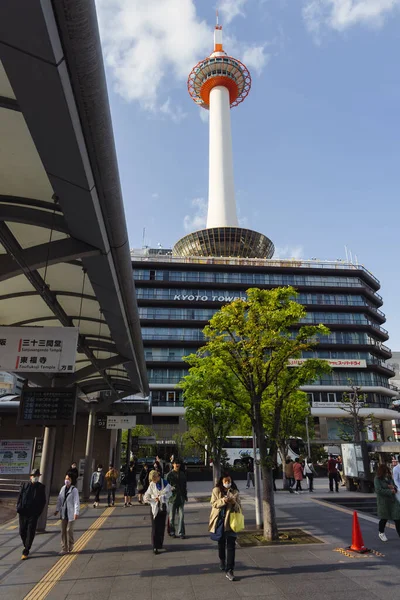 Kioto Japonia Kwietnia 2023 Widok Stacji Kioto Wieży Kioto Niezidentyfikowanymi — Zdjęcie stockowe