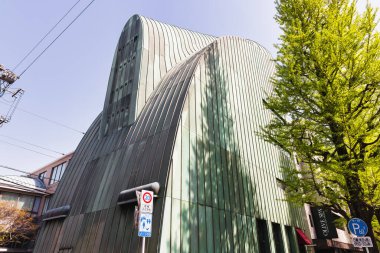 Tokyo, Japonya - 10 Nisan 2023: Shirokanedai, Minato 'daki Nani Nani ofis binası. Alışılmadık ev, mimarlar Philippe Starck - Makato Nozawa tarafından tasarlandı ve 1989 yılında tamamlandı.