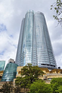 Tokyo, Japonya - 08 Nisan 2023: Roppongi Hills Mori Tower, Roppongi, Minato 'da 54 katlı bir gökdelen. 2003 yılında tamamlanan bina, 238 metreyle Tokyo 'nun en yüksek altıncı binasıdır.