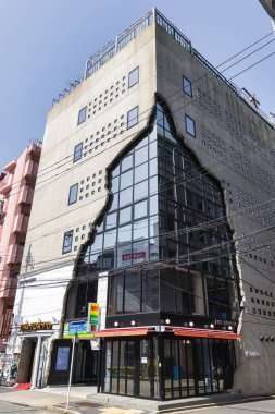 Tokyo, Japonya - 11 Nisan 2023: Shibuya 'daki Ebisu Doğu Galerisi, Kochi Mimarlık stüdyosu, çağdaş ve gaddarlık mimarisi tarafından tasarlanmış çok sayıda lüks restoran ve düğün salonu barındırıyor.