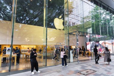 Tokyo, Japonya - 08 Nisan 2023: Omotesando bölgesinde, Shibuya 'da, kimliği belirsiz insanlarla birlikte elma dükkanı. Apple Inc., 2022 yılına kadar dünyanın en büyük teknoloji şirketi olan USD 394.3 milyar ile birlikte.