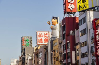 Osaka, Japonya - 13 Nisan 2023: Osaka 'nın Dotonbori bölgesinde eşsiz restoran tabelası. Dotonbori, Osakas 'ın başlıca turist ve gece hayatı alanlarından biridir.,