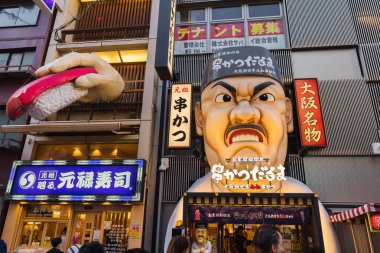 Osaka, Japonya - 13 Nisan 2023: Osaka 'nın Dotonbori bölgesinde restoranlar. Dotonbori, Osakas 'ın başlıca turist ve gece hayatı alanlarından biri olarak bilinir.,
