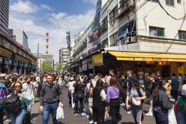 Tokyo, Japonya - 12 Nisan 2023: Kimliği belirsiz insanlarla Tsukiji Balık Pazarı 'nda sokak sahnesi. Bu büyük bir turistik ilgi odağı. 2018 'den önce dünyanın en büyük balık pazarıydı.