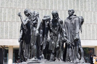 Tokyo, Japonya - 09 Nisan 2023: Calais Burghers of Calais heykelciliği, Auguste Rodin tarafından yapılmış, Yüz Yıl Savaşları 'ndaki bir etkinlik anısına