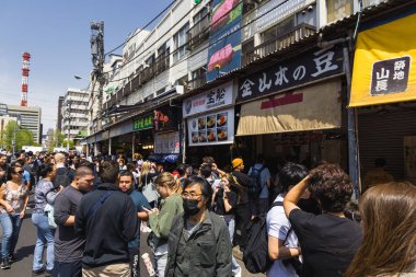 Tokyo, Japonya - 12 Nisan 2023: Kimliği belirsiz insanlarla Tsukiji Balık Pazarı 'nda sokak sahnesi. Bu büyük bir turistik ilgi odağı. 2018 'den önce dünyanın en büyük balık pazarıydı.