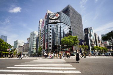 Tokyo, Japonya - 12 Nisan 2023: Fujiya Binası ve Sukiyabashi Geçidi Ginza, Chuo City, Tokyo. Fujiya Japonya 'da ülke çapında bir şekerleme mağaza ve restoran zinciri.