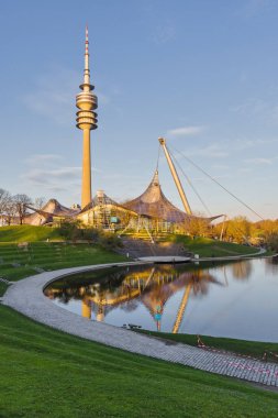 Münih, Almanya - 05 Nisan 2023: Münih Olimpiyat Parkı 'nda Olimpiyat Kulesi ile Olympiahalle. Bu çok amaçlı bir arena. Olimpiyat Parkı 1972 Yaz Olimpiyatları için inşa edildi.