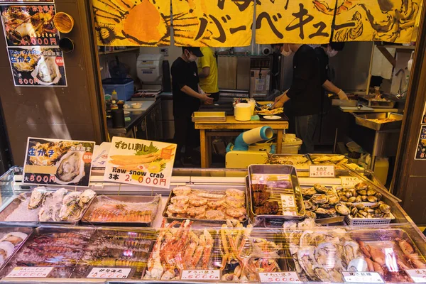 Tokio Japan April 2023 Straatvoedselkraam Tsukiji Vismarkt Met Onbekende Mensen Stockfoto