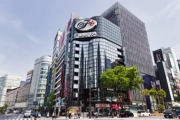 Tokio Japan April 2023 Fujiya Building Und Sukiyabashi Crossing Ginza lizenzfreie Stockfotos