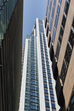 Tokyo, Japonya 'nın Minato bölgesindeki gökdelenlerin alçak açılı görüntüsü